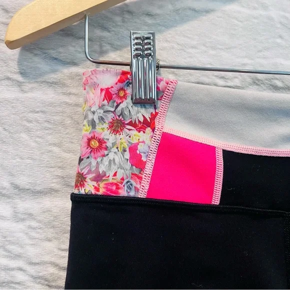 Lululemon Sz 4 Boogie Short Full-On Luon Black / Su14 Quilt 14 Floral Reversible - Picture 8 of 13